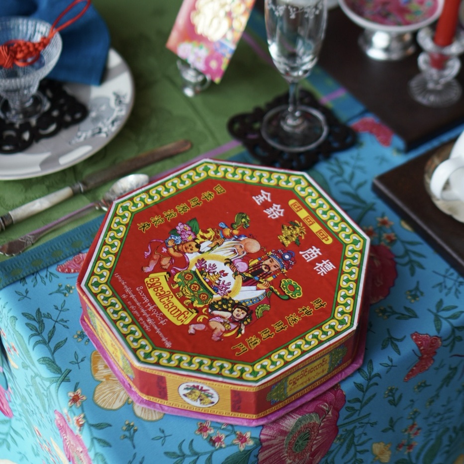 旧正月をお祝いするアフタヌーンティテーブルコーディネートのお菓子の写真