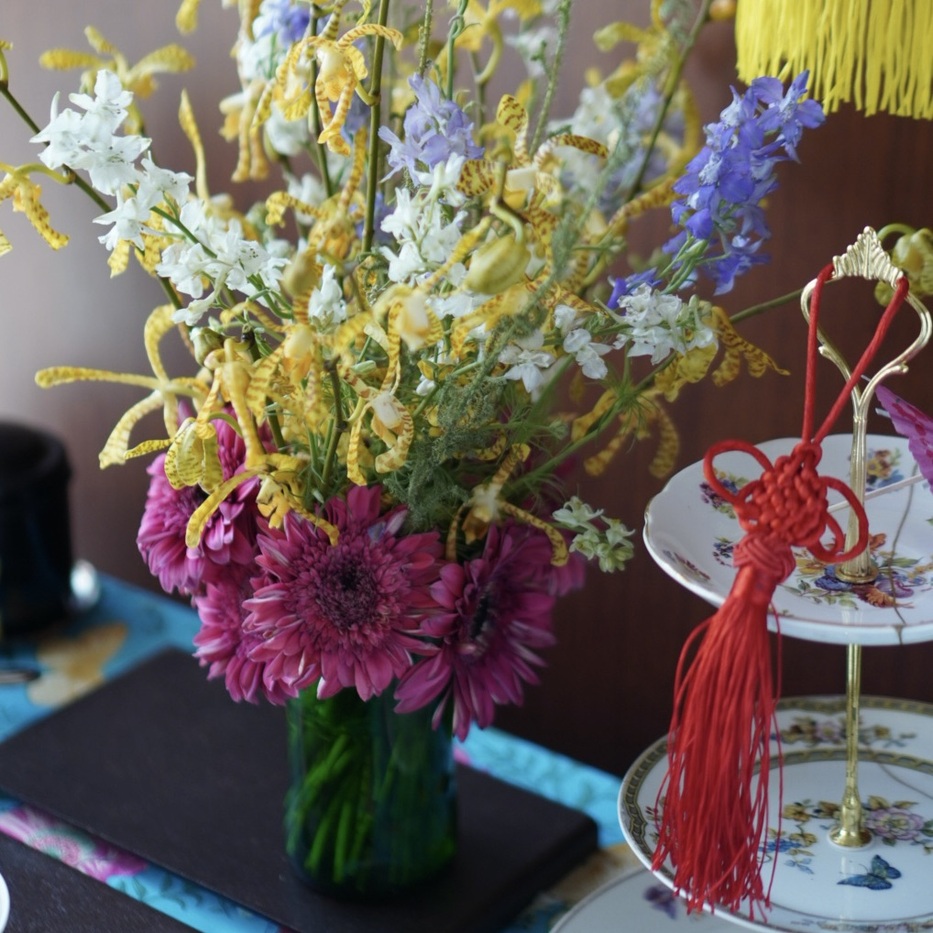 旧正月をお祝いするアフタヌーンティテーブルコーディネートのお花の写真