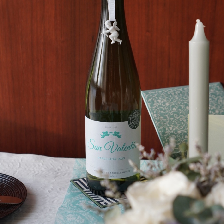 バレンタインテーブルのワインの写真