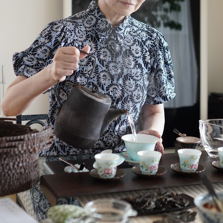 六本木の中国茶会で蓋碗を使ってお茶を淹れる様子